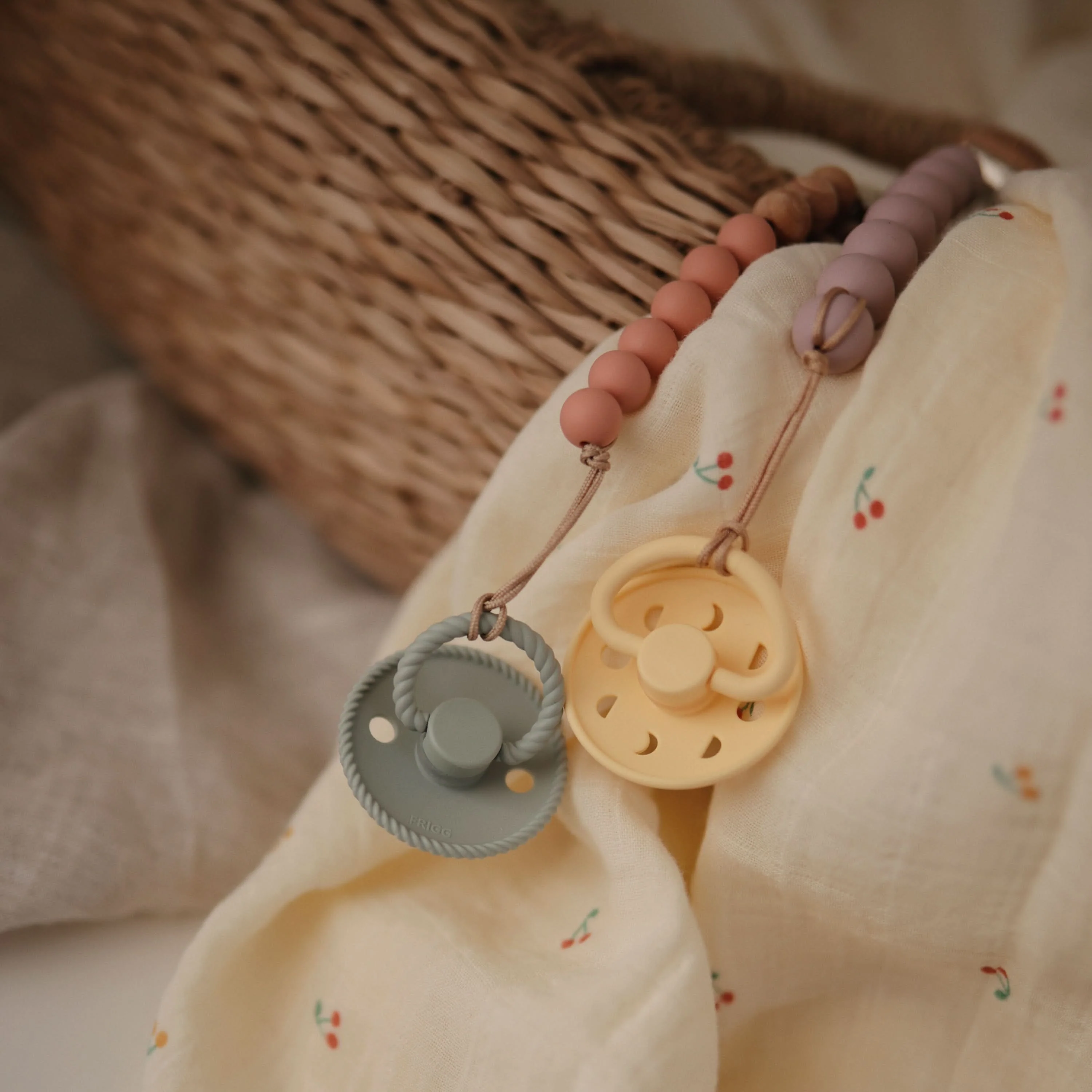 Mushie Silicone Pacifier Clip | Eva - Image 79