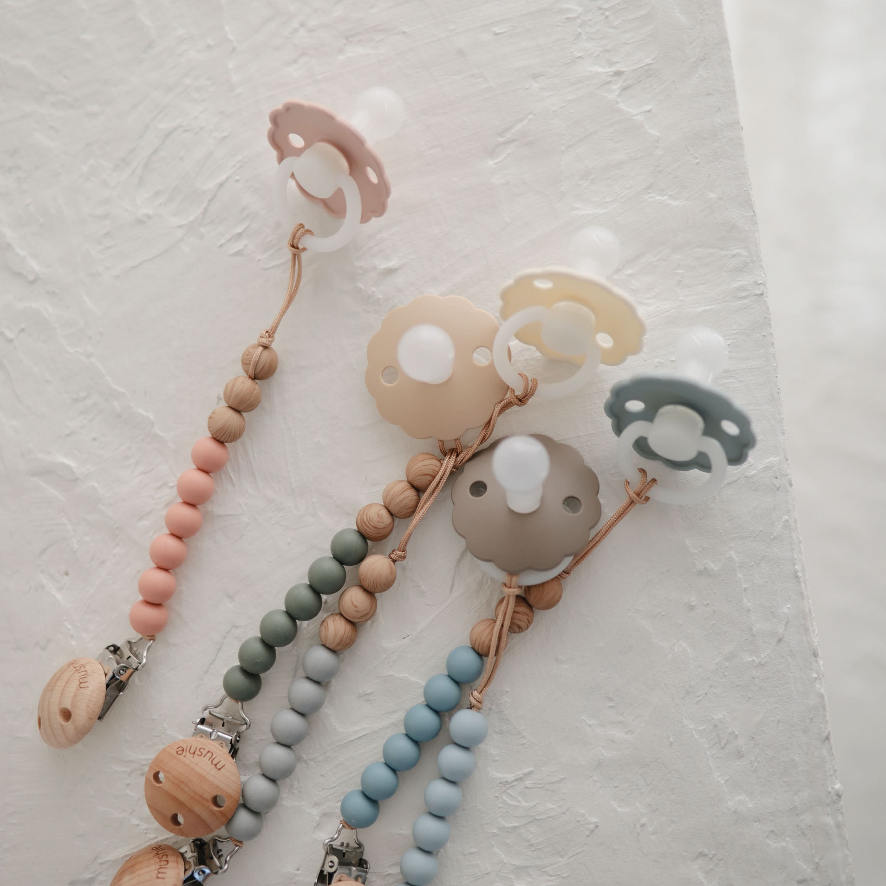 Mushie Silicone Pacifier Clip | Eva - Image 87