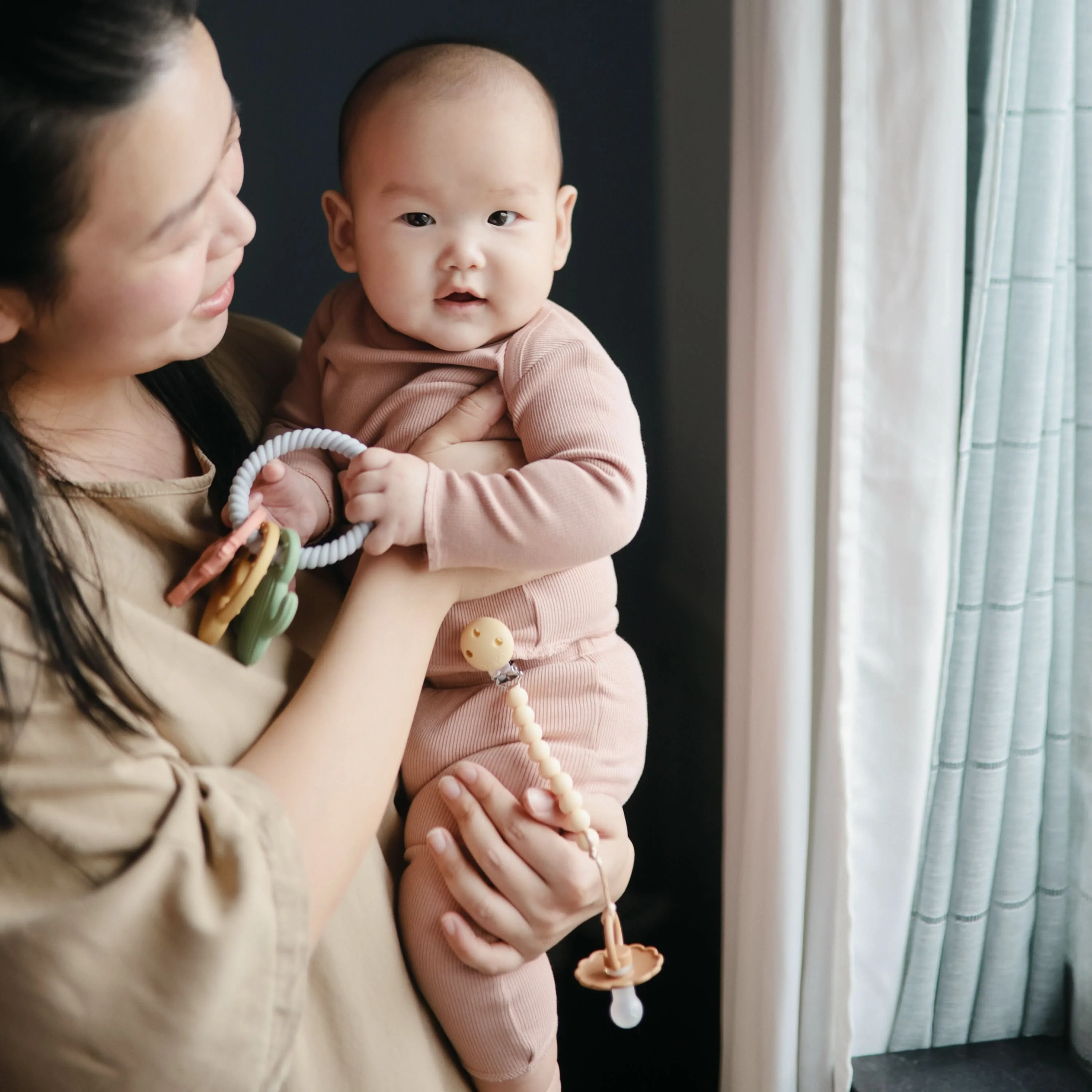 Mushie Silicone Pacifier Clip | Hera - Image 3